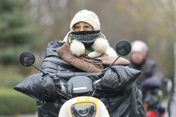穿得毛茸茸 只露倆眼睛 寒潮下泉城市民裹成"粽子"出行