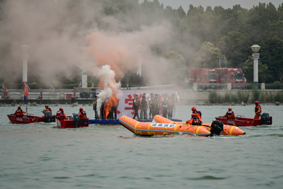 新装备新战法集中亮相!河南消防救援队伍开展防汛实战演练