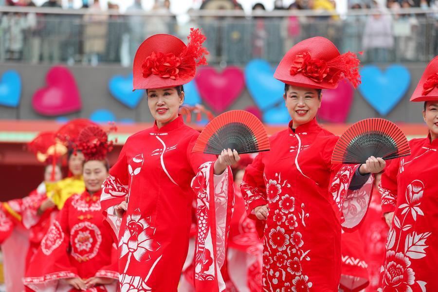 青岛:剪纸时装,激情锣鼓……民间艺术展演嗨起来