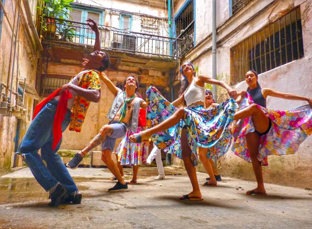 与舞者们一道走进古巴的酒吧,居民楼,滨海大道,公园与狂欢节,探寻