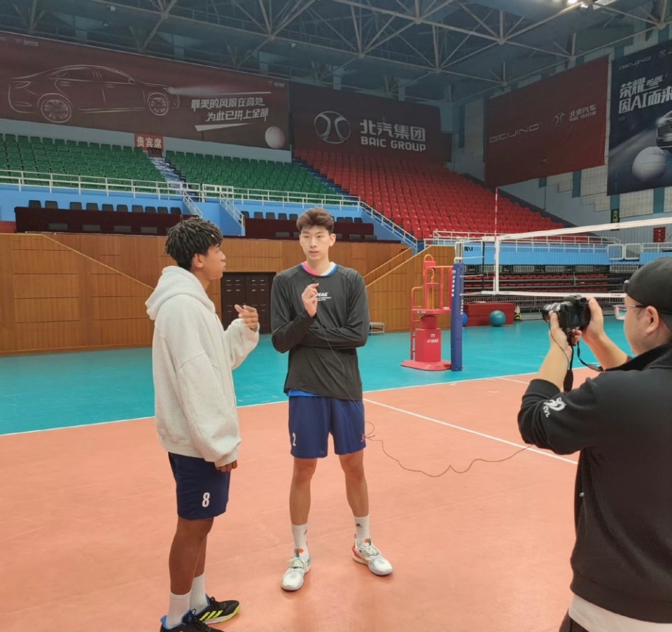 记者先是采访了北京男排的队员邓忻朋,阿代秀和张秉龙,然后采访了辽宁