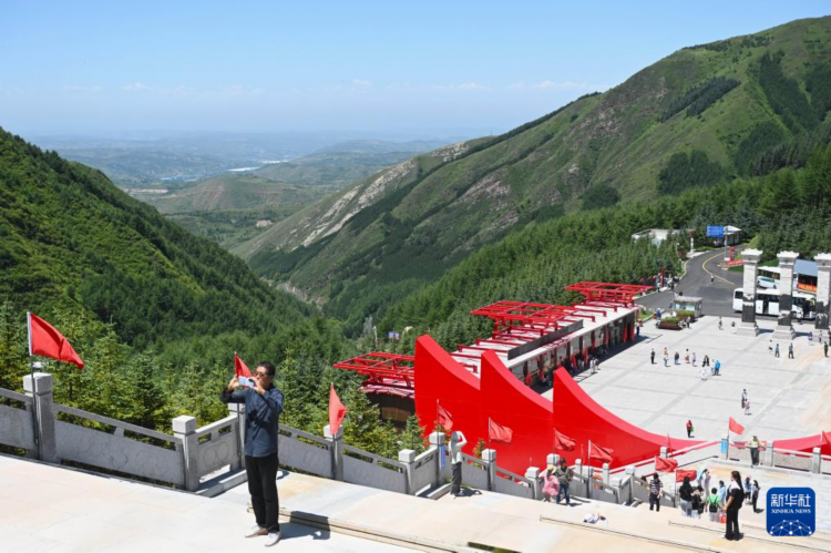 宁夏固原:登六盘山高峰 感悟长征精神