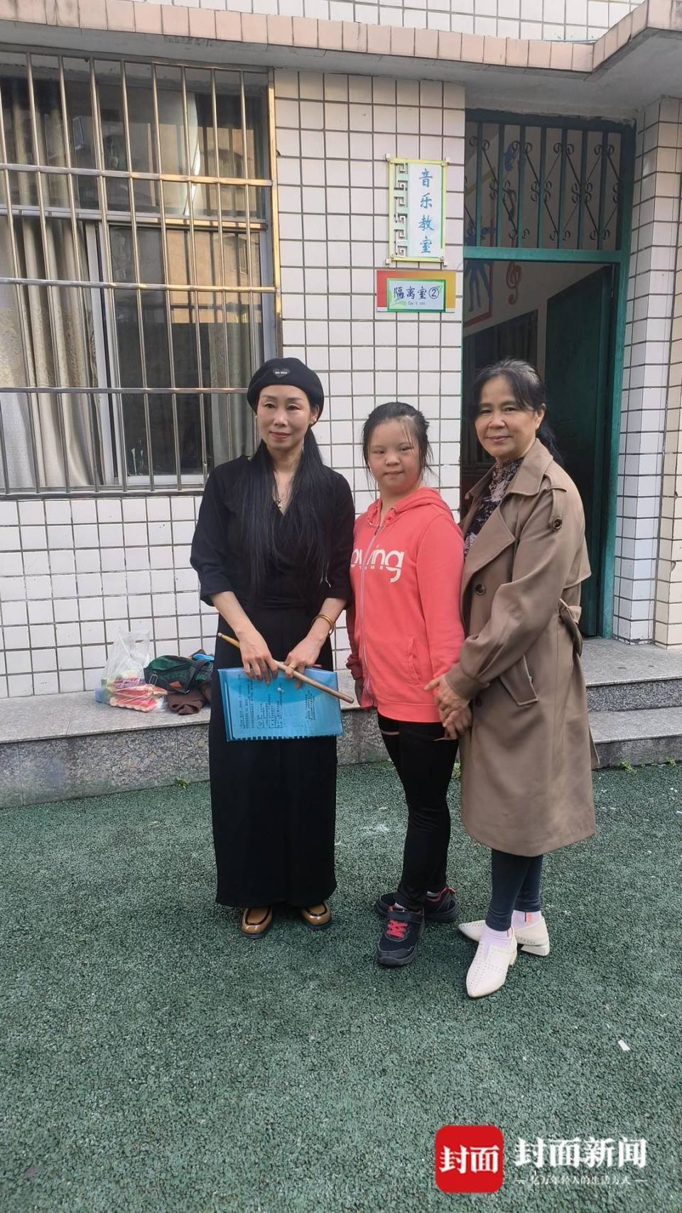 "川剧变脸唐氏女孩"走红网络 母亲:女儿像一块有洞