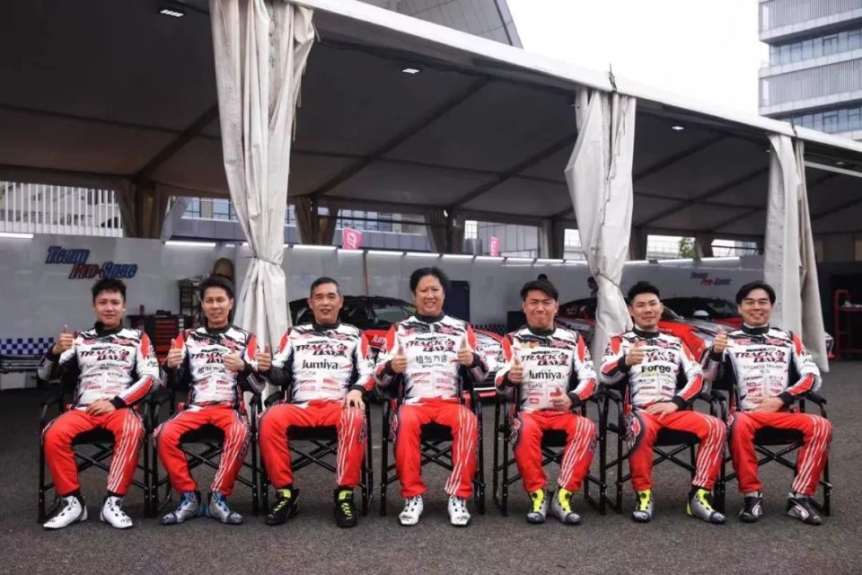 车底红红火光,前面混乱一片,track day皇车手邓宇澄同样冲出了红白