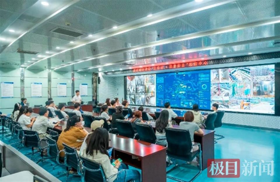 学生们走进轨道交通铁机路指挥调度大厅,"互联网 "轨道交通质量安全