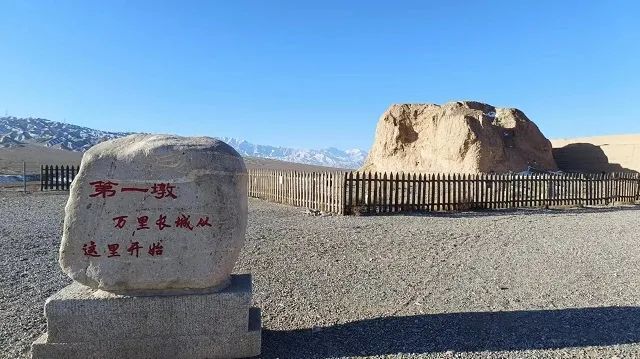 悬壁长城嘉峪关关城嘉峪关的文化旅游资源丰富多彩,嘉峪关关城景区