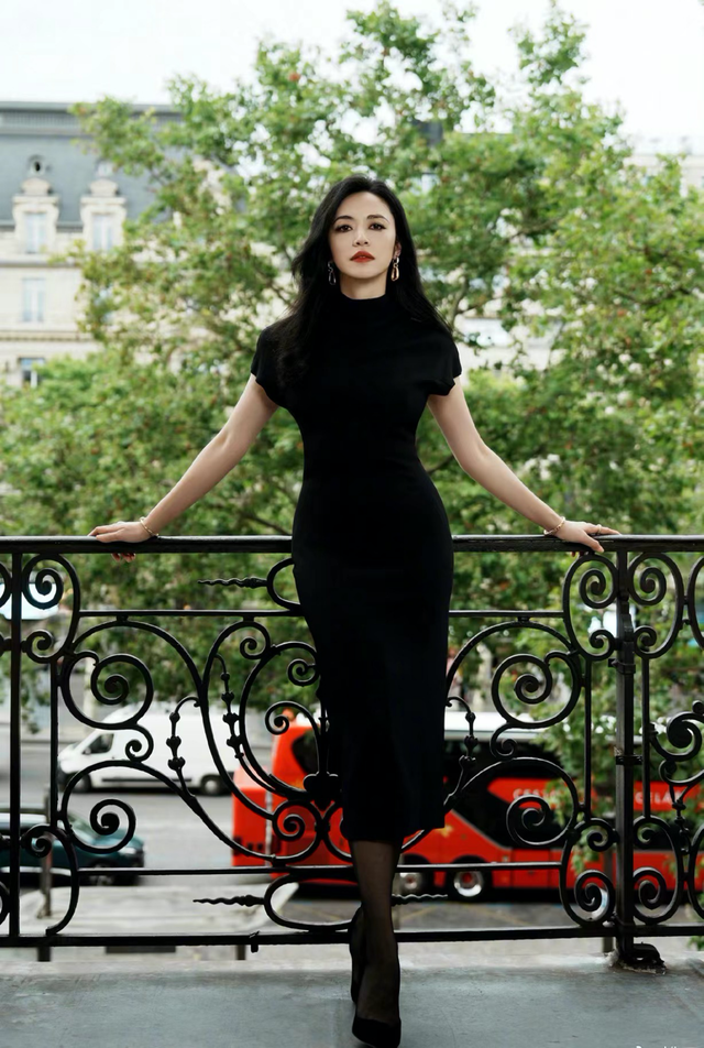 三位"女王"世纪同框,姚晨尽显东方风采,成熟女性魅力溢满屏幕_腾讯