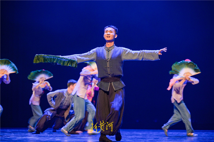 安徽花鼓灯"点亮"荷花奖 塑造"玩灯人"鲜活形象_腾讯新闻