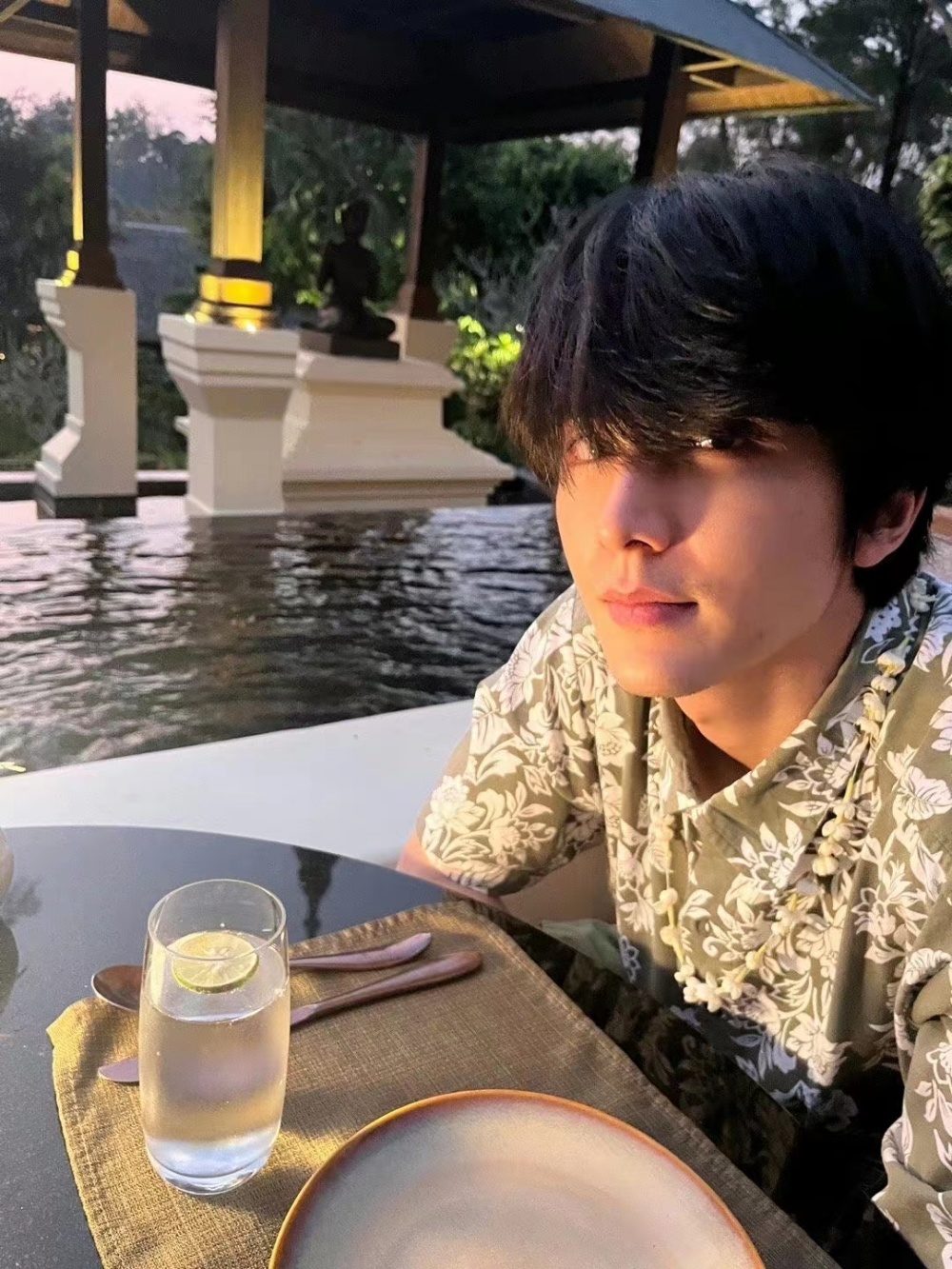 杨紫晒出了自己旅行的照片,素颜瘦了不少.-票房剧透网