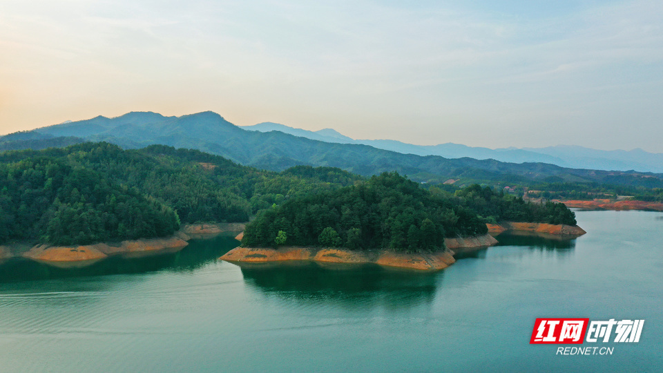 组图衡山九观桥水库落日余晖湖光潋滟宛若水墨画