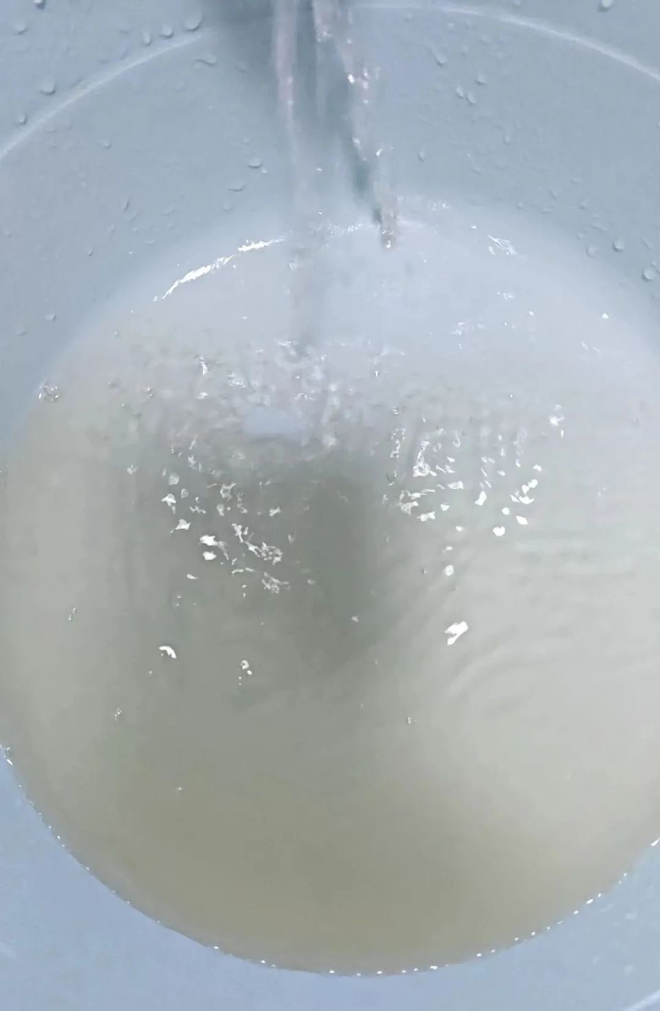 漯河有市民反映家中自来水颜色浑浊,官方回应:水龙头放一会儿水就会