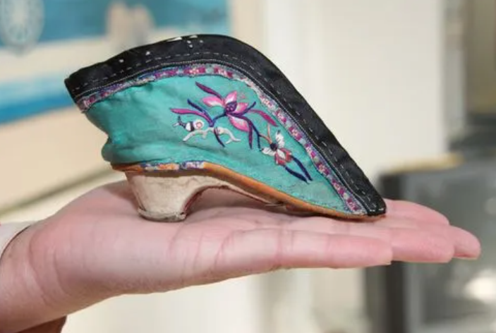 网店售三寸金莲缠足袜299一双,客服回应:若用户投诉会依规下架