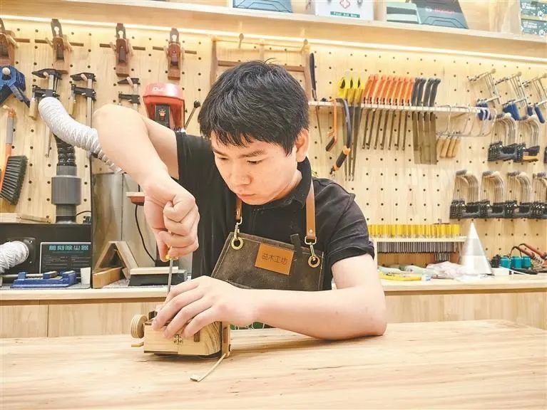 培养"娃娃工匠",他把木工活搞出新意思~ | 城市英雄50期