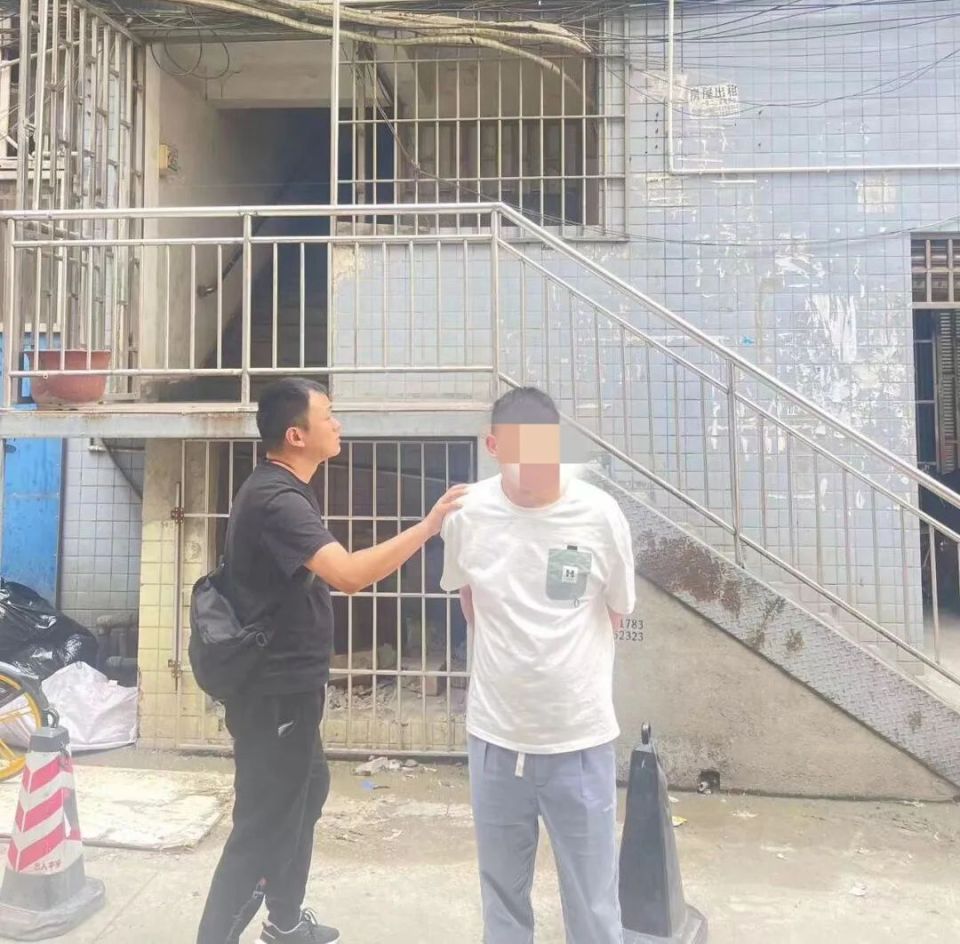 果然,成都锦江区狮子山派出所就接到了张女士的报警:自己店里价值约