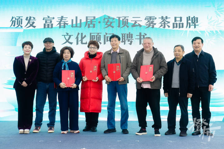 开茶节上,"作家问茶安顶"活动启动,他和李杭育,袁敏,哲贵,冯洁,卢文丽