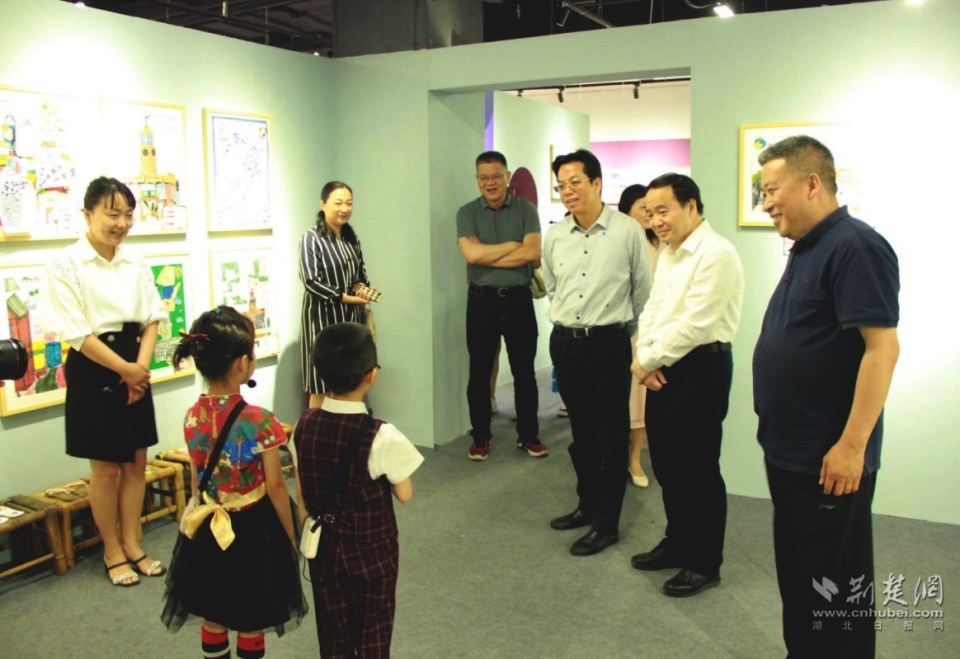 开幕式上,江汉区六渡桥幼儿园的肖燃老师和江汉区尚秀幼儿园的小朋友