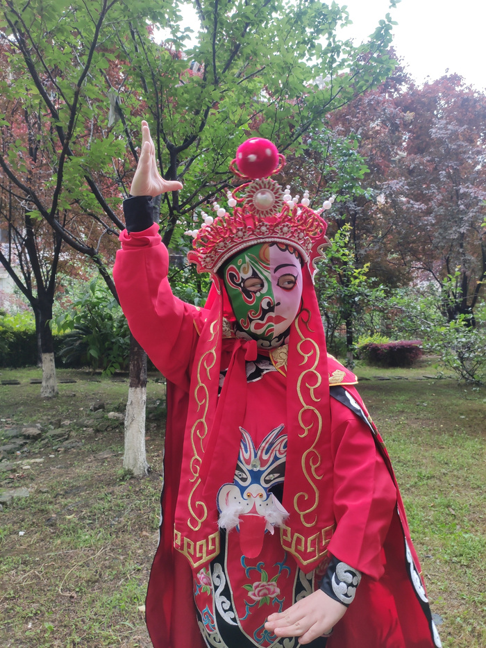 重启人生——"唐氏女孩"殷秋华的川剧变脸梦