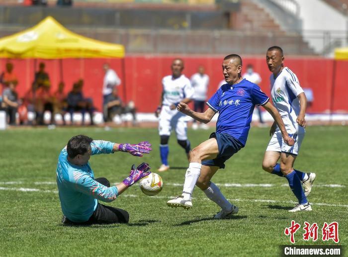 "中华杯"全国中老年足球赛50岁以上组比赛在乌鲁木齐开赛