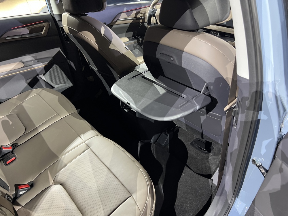 简洁中带有个性,全新起亚ev5内饰实拍图正式发布_腾讯新闻