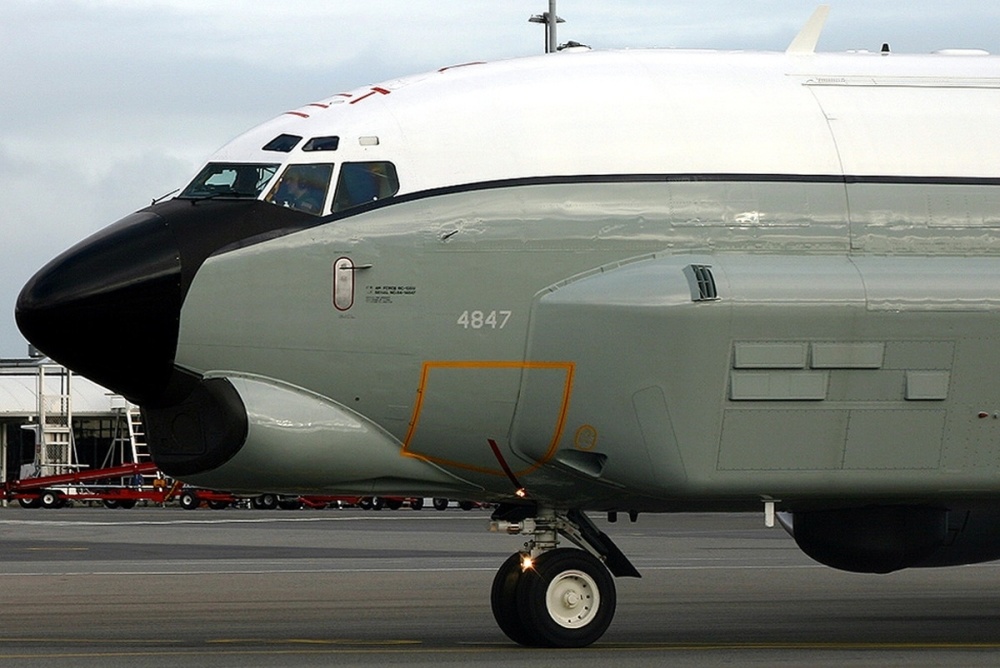 rc-135u战斗派遣电子侦察机,事实上已是我国周边空域的常客了,进入