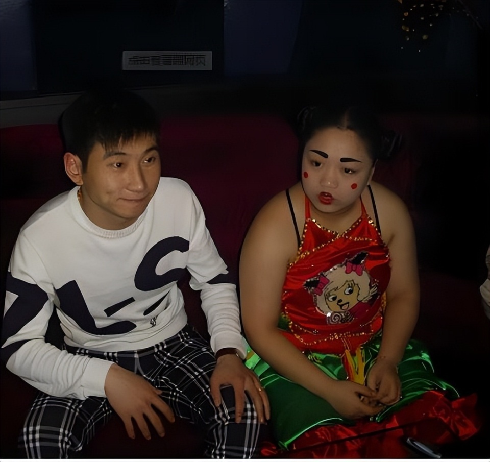36岁的小黄飞:哈尔滨斯卡拉绽放的奇葩,专业扮丑20年,住豪宅开豪车