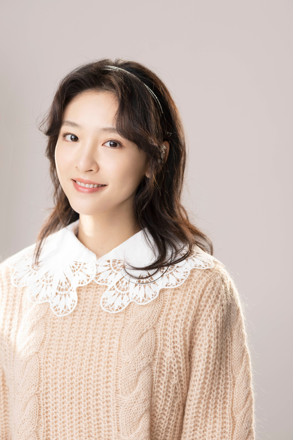 吴倩口碑回升因眼睛不适退出浪姐还被偶遇带着女儿去大理玩