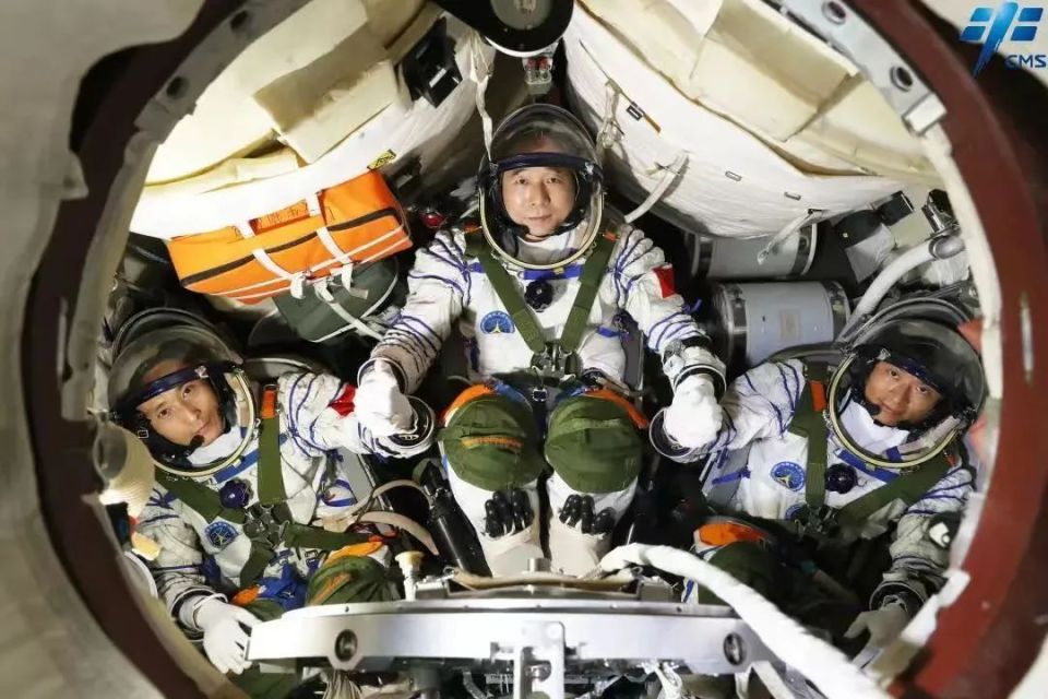 而在今天已经在太空出差四十余天的神舟十八号航天员乘组叶光富,李聪