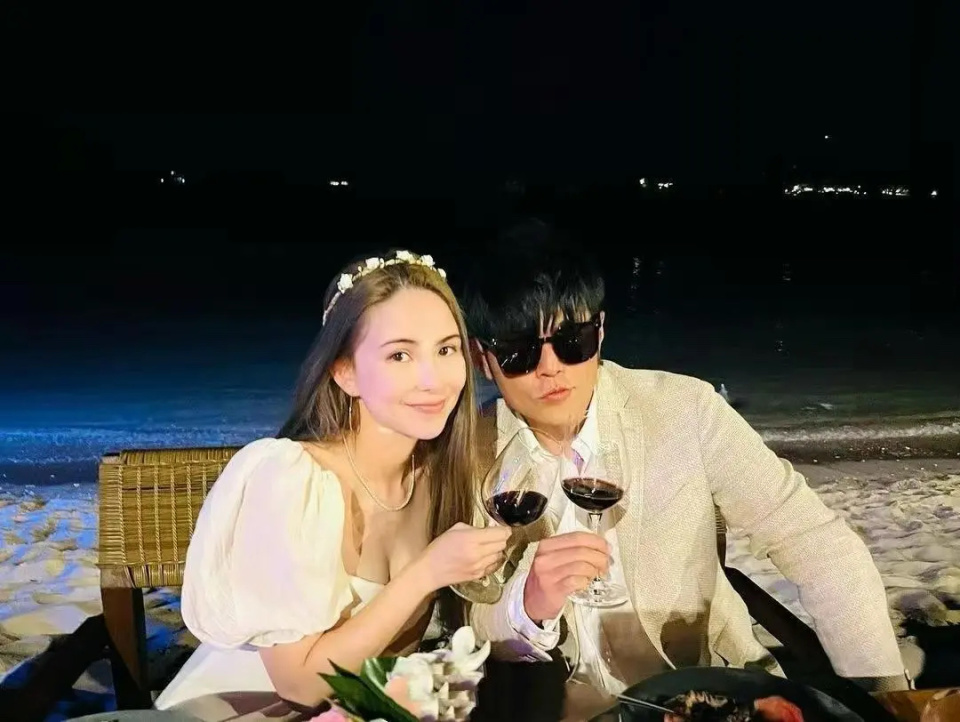 周杰伦晒照为老婆庆生,与昆凌搂肩合影,夫妻俩合体撒糖超甜