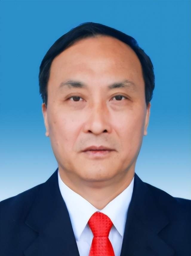 周小健当选江西省新干县人大常委会主任