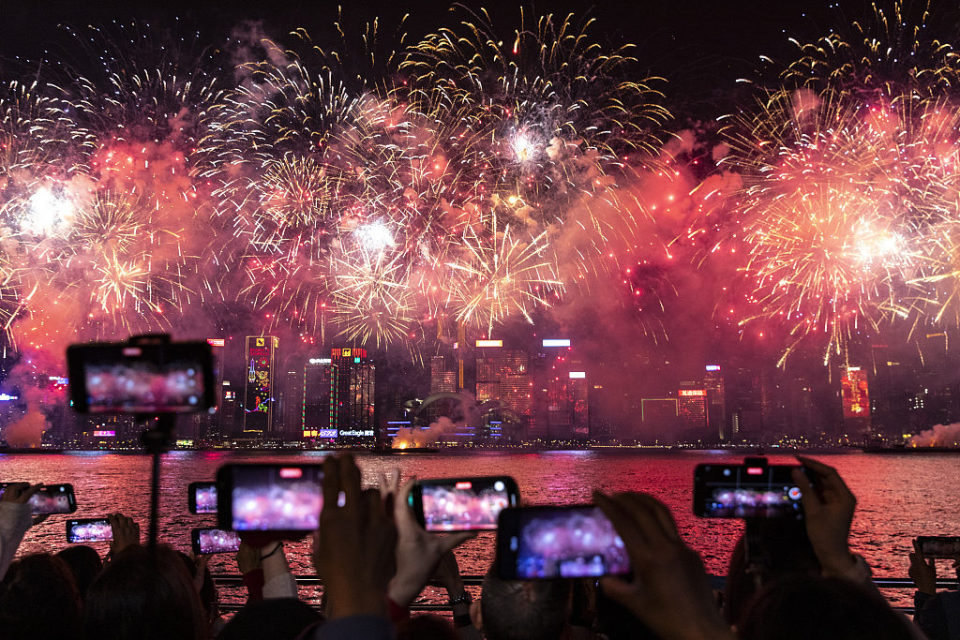 龙腾四海|香港2万3千余发烟花绚烂,祈愿"龙年新传奇"