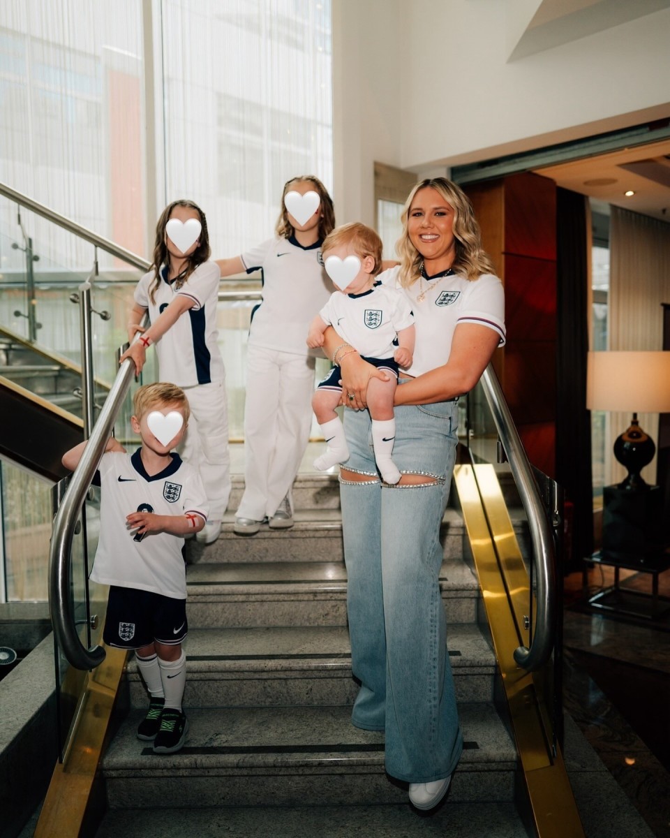 凯恩妻子晒合照:我的5人小分队准备好支持我们的队长了