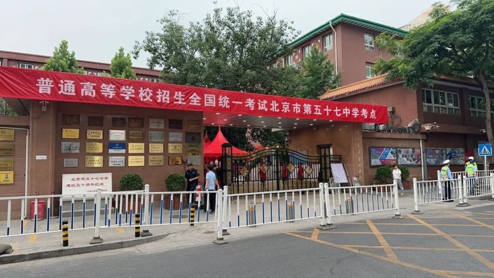 在北京市第五十七中学考点,送考老师们也穿上了红色的衣服,为考生们