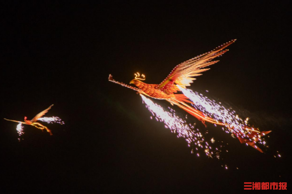 非遗绝技"打铁花"与之相互呼应,高达1500℃的铁水流星在你眼前散落,给