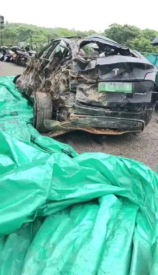 保时捷诡异车祸救下耻辱柱上的华为小米?