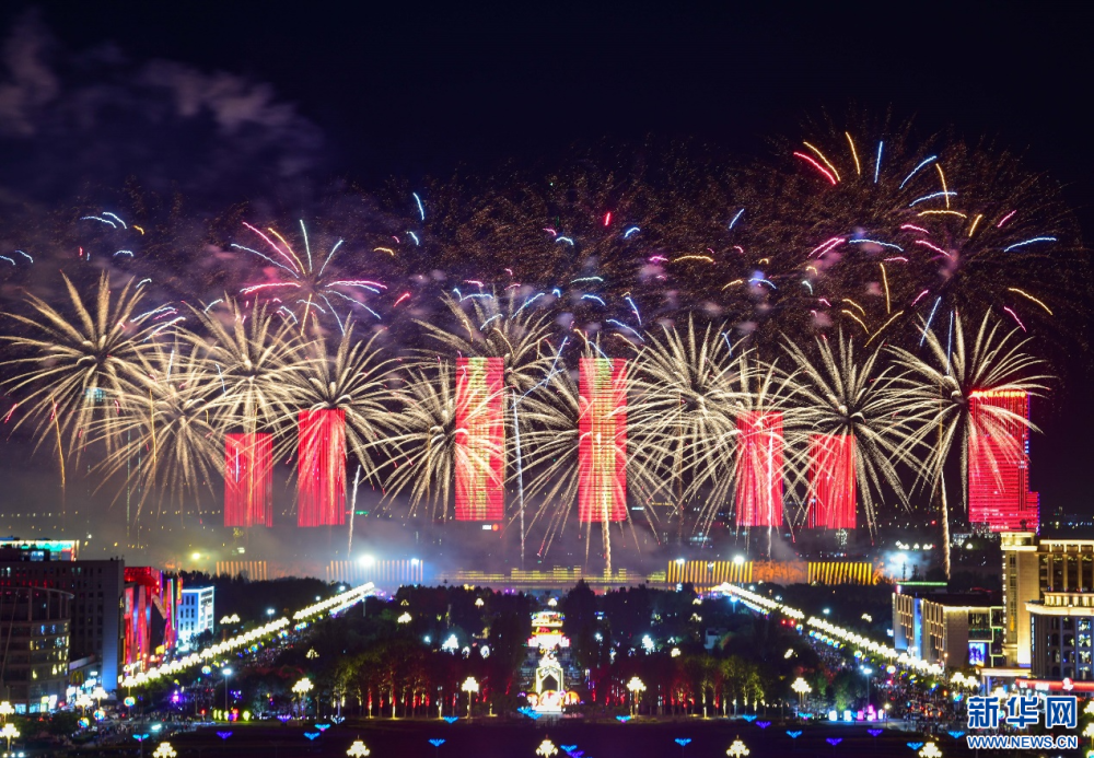 鄂尔多斯:绚丽夜空 多彩如画