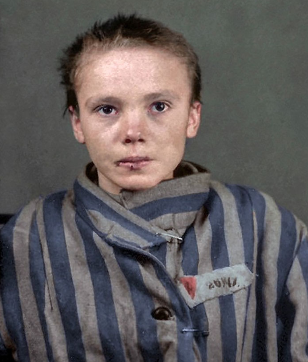 一组为二战时期被纳粹关押于奥斯维辛集中营波兰女孩切斯瓦瓦·科沃卡