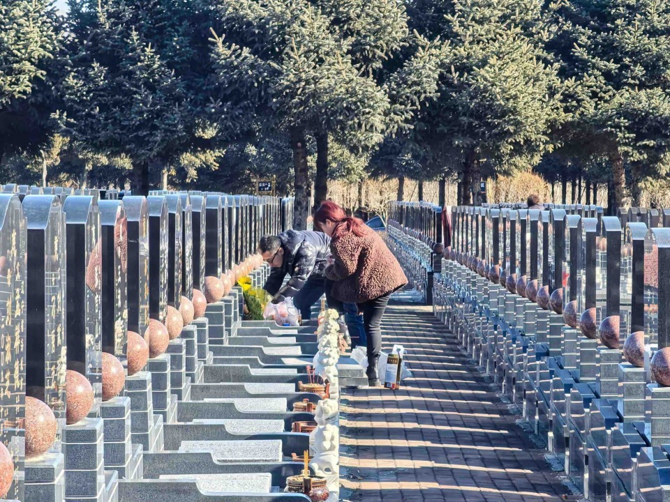 23日至24日哈尔滨市2万余人现场祭扫亲人
