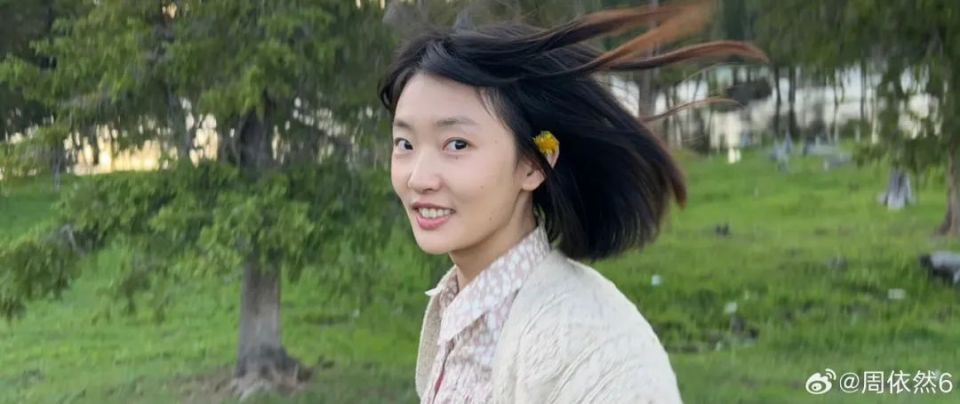 不当标准美女，周依然也足够迷人_腾讯新闻