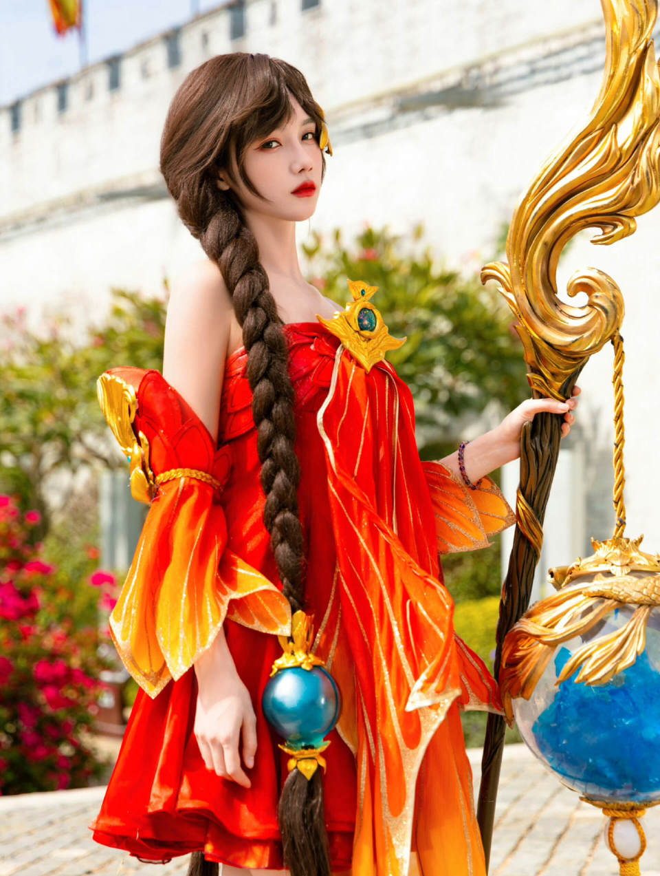 宋昕冉cos大乔,身穿红色长裙,手拿法杖,女王范儿十足