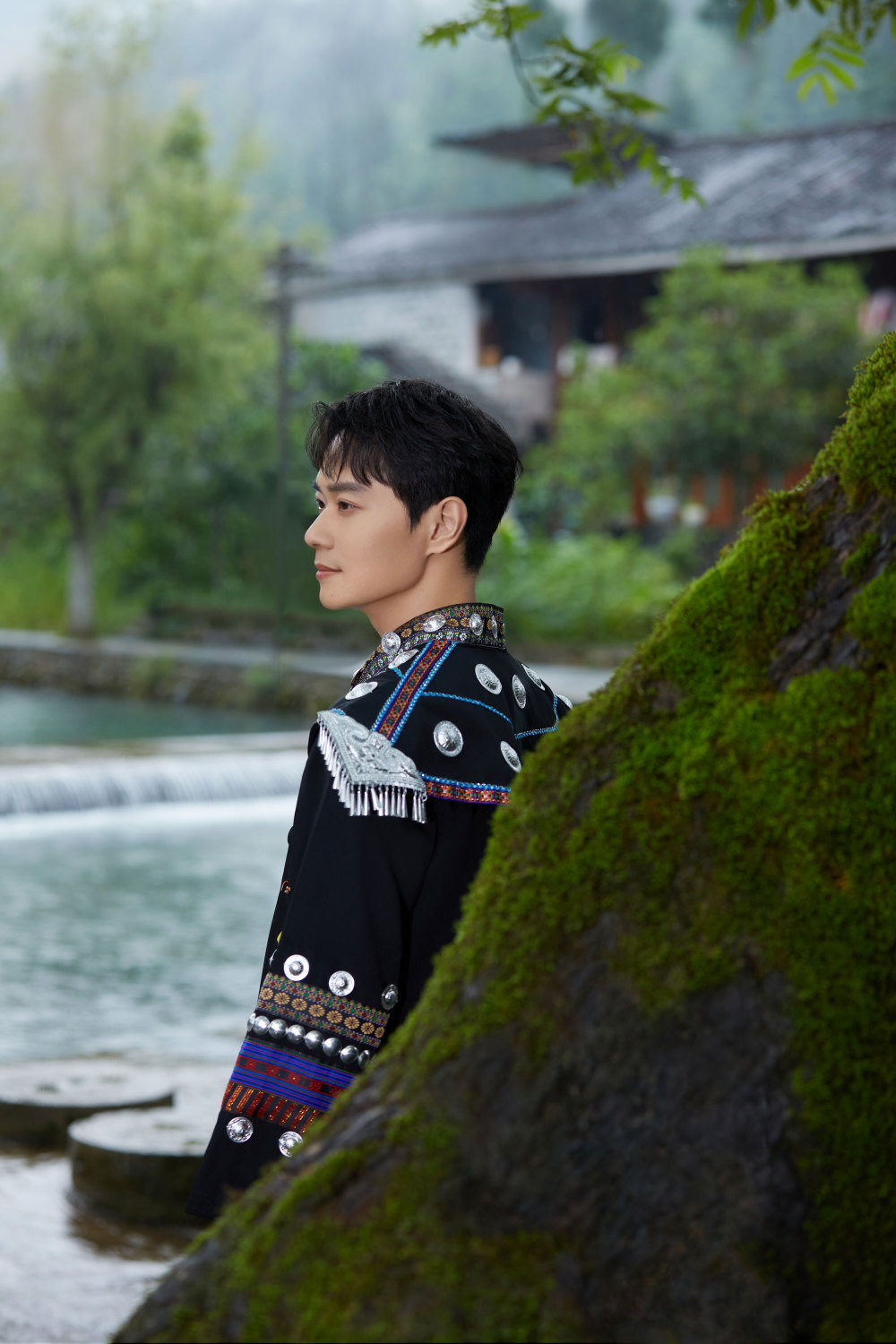 曹骏出道27周年发布民族风写真再入铜仁感受人文风情