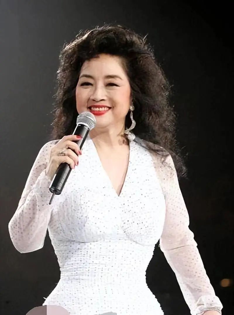 并为观众演唱了三首金曲,分别是《明月千里寄相思》《风的季节》