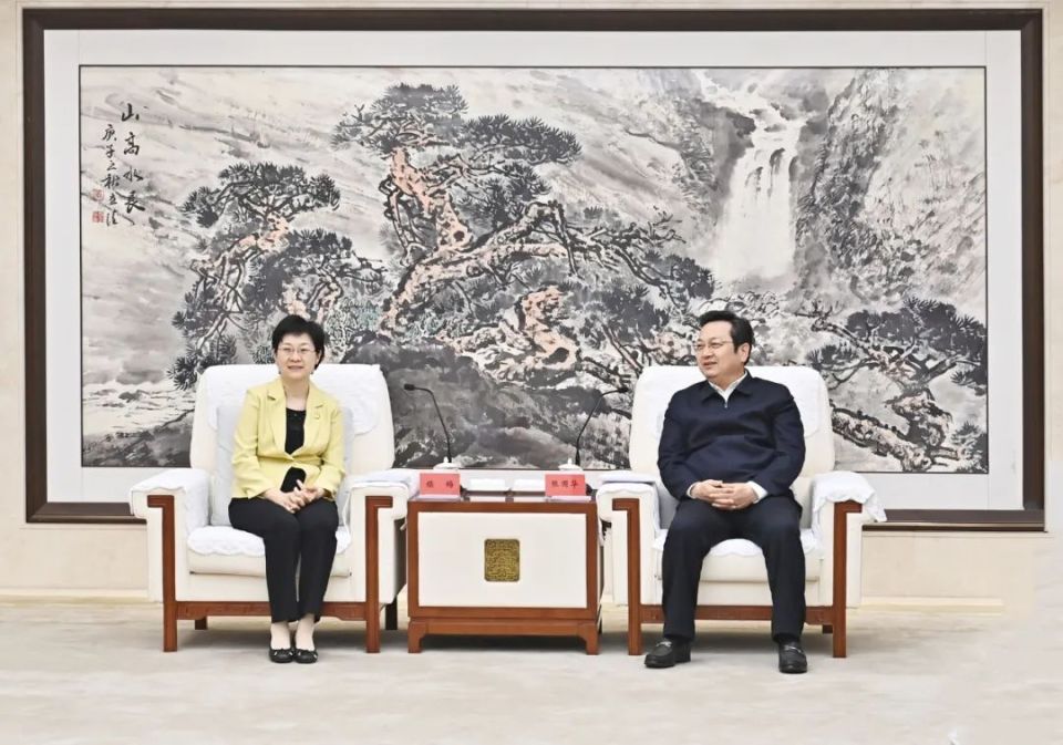 张国华与北京邮电大学党委书记续梅、校长徐坤一行举行工作座谈