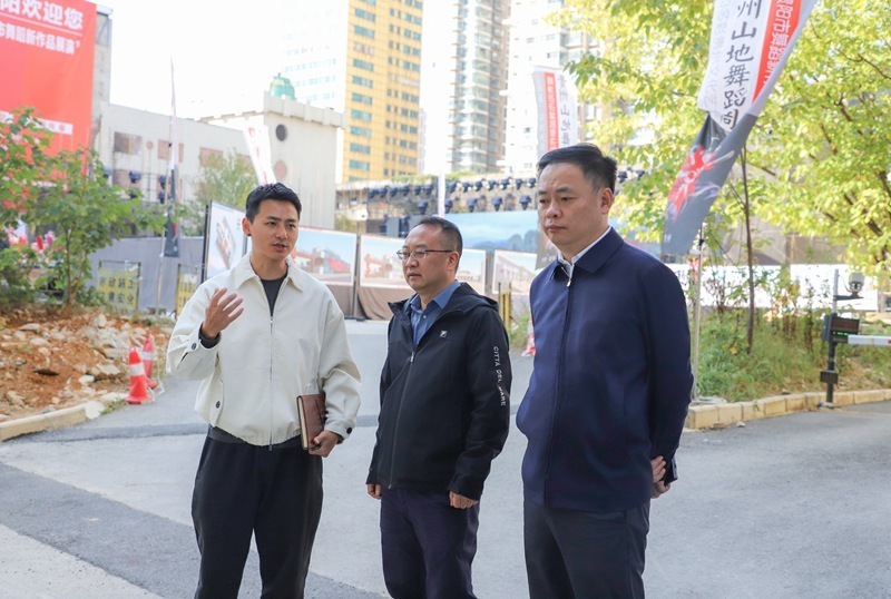 云岩区委副书记,区长王黔,区领导郭松,况怡兰,李洪山,蔡佳丽参加.