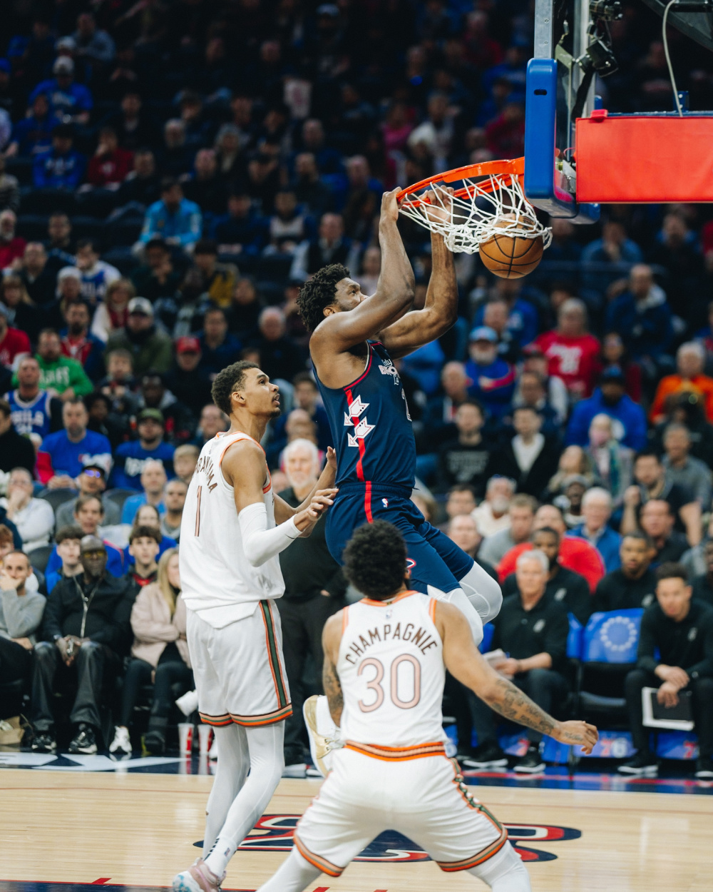 恩比德70分18篮板创纪录,76人队轻取马刺迎6连胜