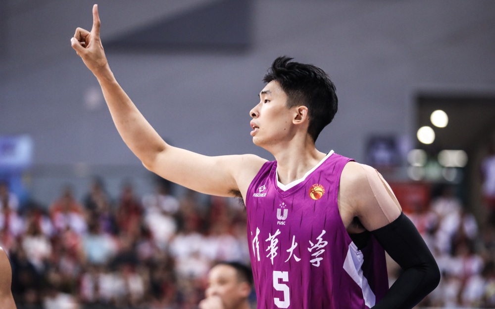 作为校园篮球备受瞩目的明星球员,来自清华大学的邹阳以首轮第五顺位