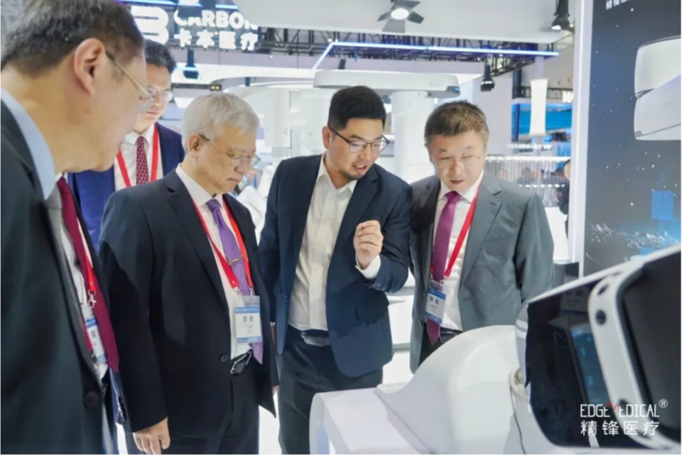 精锋单孔机器人SP1000 Plus首发亮相，全球首创“三合一”解决方案发布_腾讯新闻
