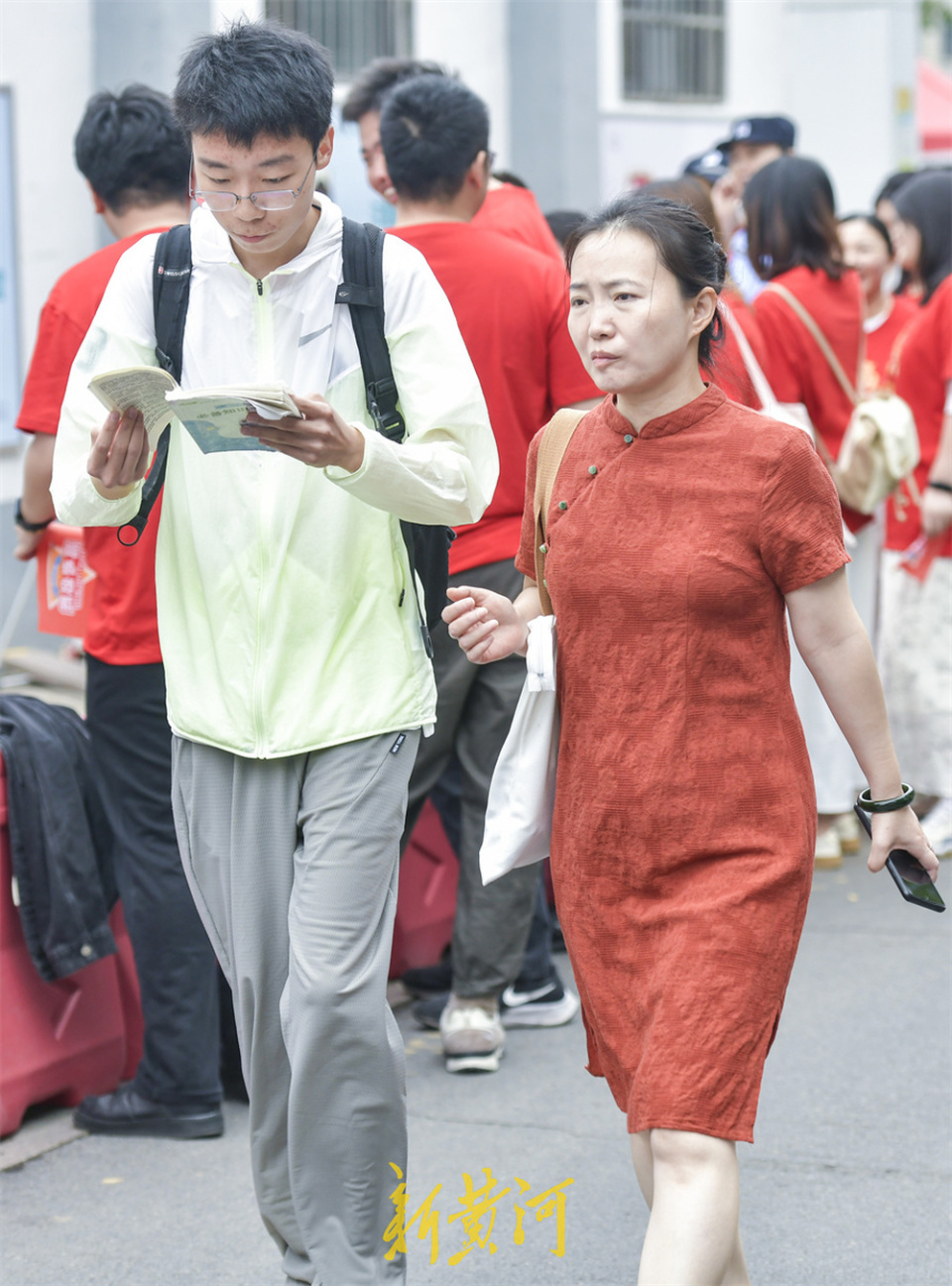 高考首日旗开得胜,旗袍妈妈别样助考 