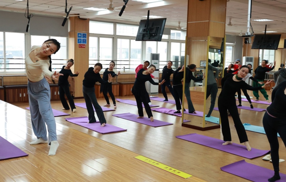 "3月23日上午,今年35岁的成都市民罗女士与父母一起来到四川老年大学