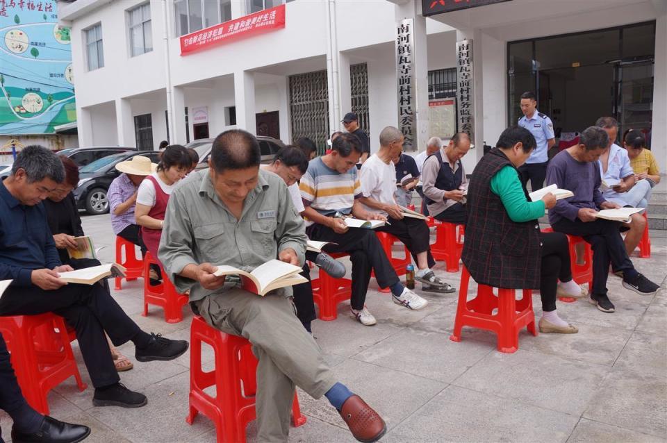 黄冈英山县文化科技卫生"三下乡"活动举行