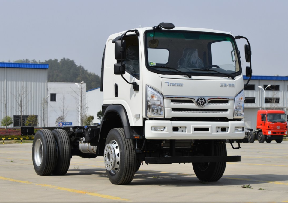 为什么卡车很少有四驱车,用四驱轻卡越野会有怎样的体验?